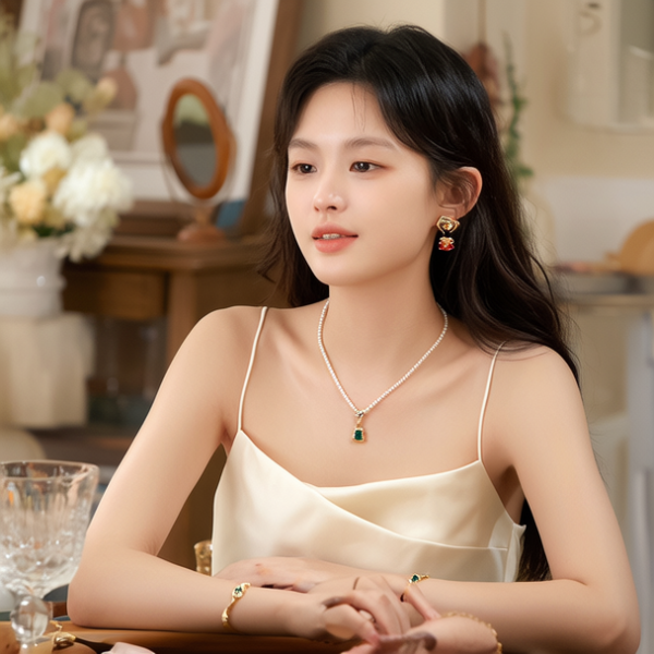 生活瞬间，美女，韩系美女，丝绸，美妆广告，家庭餐桌，4K超清，写实风格，温馨，柔和室内光，细腻皮肤，项链，耳环，手链。