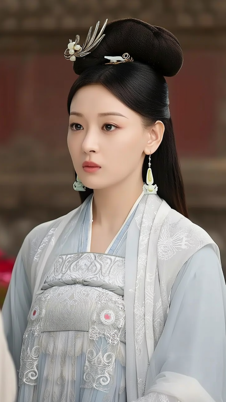 以中国文献内容做参考画一幅夏朝美女，背景要体现当时文化，服装要穿当时朝代的，人物要像真人